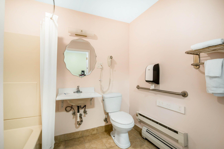 Bathroom, Rodeway Inn Bellows Falls, Windham