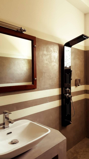 Bathroom 3, CrystalOceanic, Habaraduwa