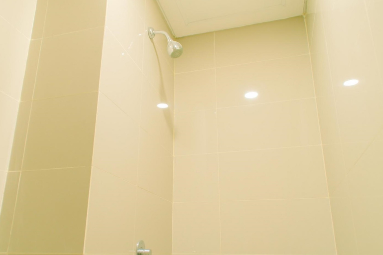 Bathroom 5, Minimalist and Cozy Living Studio Apartment at B Residence By Travelio, Tangerang Selatan