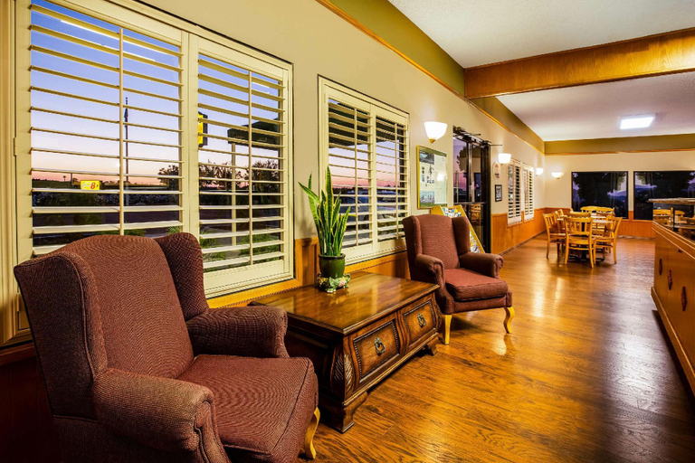 Public Area, Super 8 by Wyndham Lindsay Olive Tree, Tulare