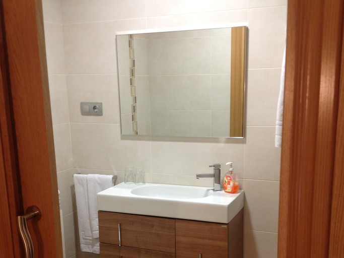 Bathroom 2, Hostel El Lechuguero, Navarra