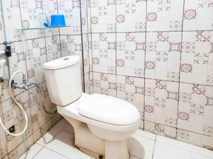 Bathroom 4, RedDoorz @ Lolak Bolaang Mongondow, Bolaang Mongondow