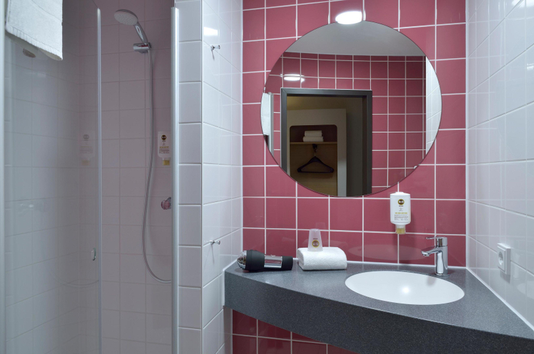 Bathroom 5, B&B Hotel Hildesheim, Hildesheim