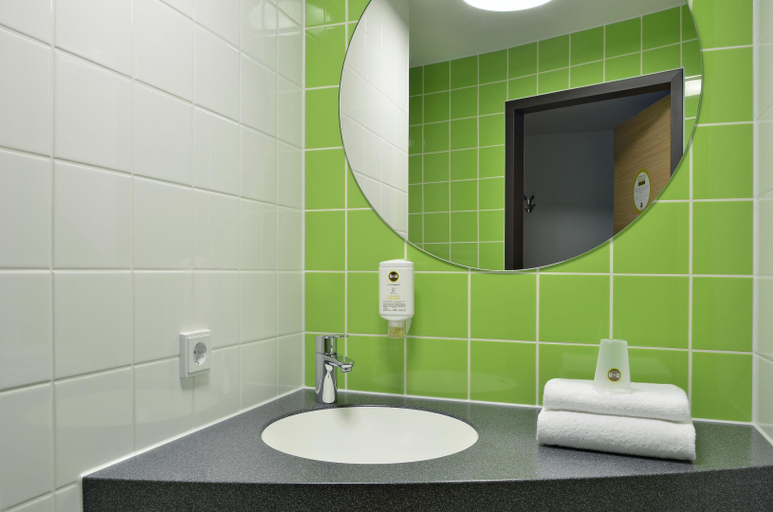 Bathroom 5, B&B HOTEL Lübeck-Hbf, Lübeck