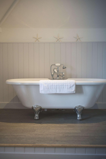 Bathroom 4, Best Western George, Norfolk