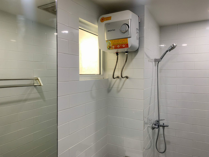 Bathroom 5, Fancy and Nice Studio at Sunter Park View Apartment By Travelio, Jakarta Utara