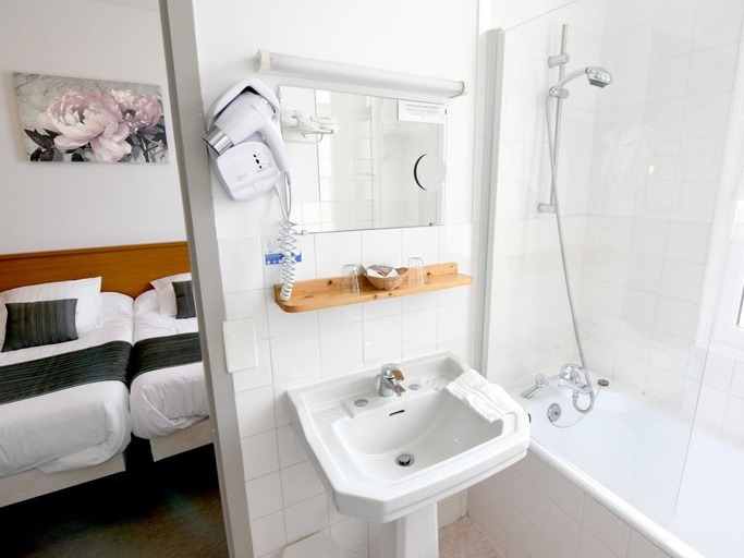 Bathroom, Logis Hotel du Chateau, Morbihan