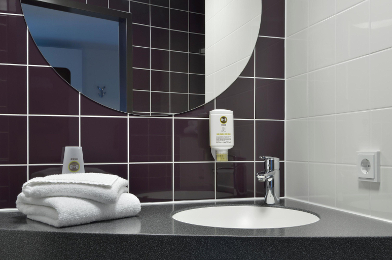 Bathroom 5, B&B Hotel Lüneburg, Lüneburg