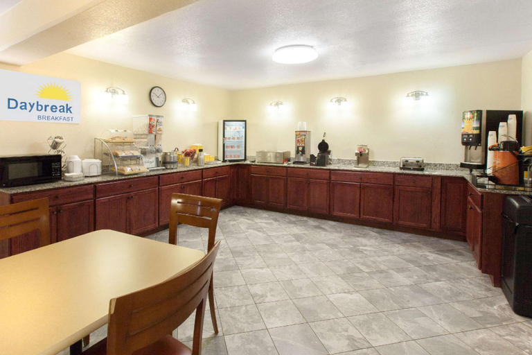 Food & Drinks 5, Days Inn by Wyndham Norman, Cleveland