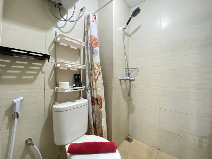 Bathroom 5, Strategic 2BR at Gateway Pasteur Apartment By Travelio, Bandung