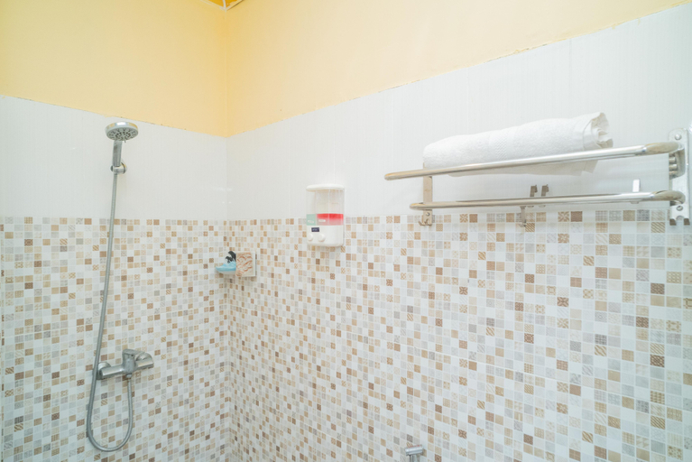 Bathroom 4, RedDoorz Plus Syariah near Pasar Turi, Surabaya