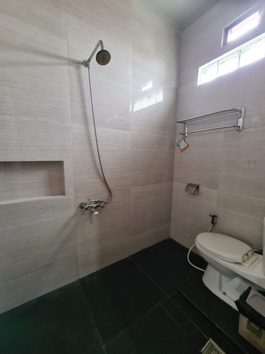 Bathroom 10