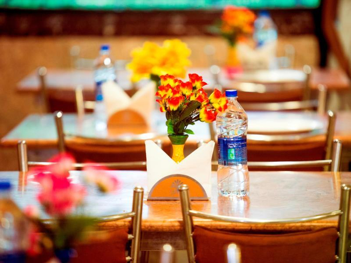 Food & Drinks 3, Hotel AMR Evvergreen, Salem
