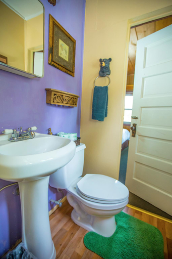 Bathroom 4, ITH Big Bear Lake Hostel & Retreat Center, San Bernardino