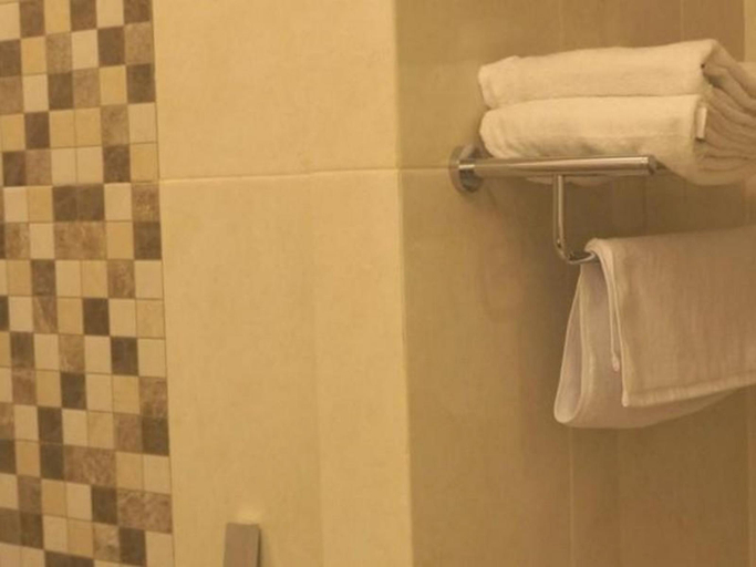 Bathroom 5, Hotel Emerald Surabaya, Surabaya