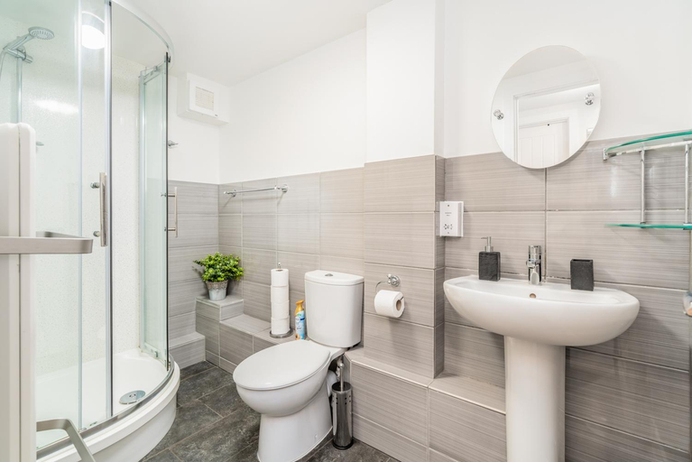 Bathroom, Central Apartment With 55'' Smart TV, Netflix, Hampshire