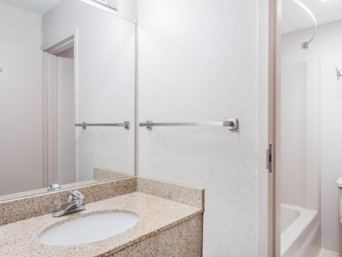 Bathroom 4, Super 8 by Wyndham State College, Centre