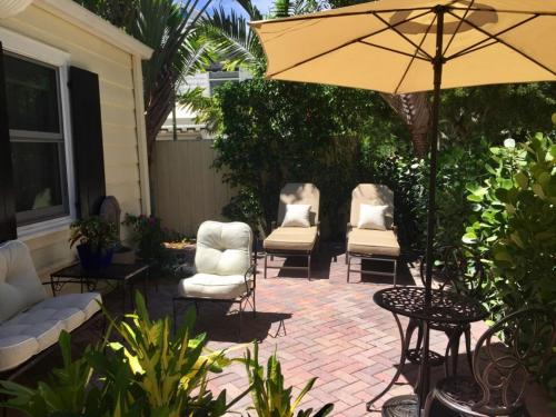 Charming Abode Cottage! Cottage, Palm Beach