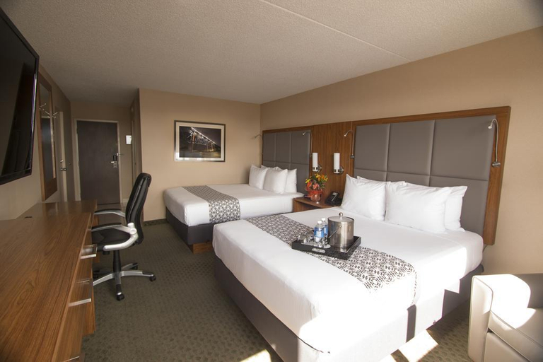 Bedroom, Ramada Northern Grand Hotel & Conference Centre, Peace River
