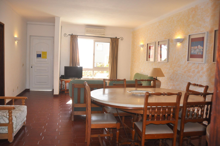 Others 5, Comfortable and well equipped terrace villa with private pool and air conditioni, Loulé