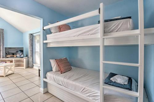 Charming Destin Cottage Walk to Beach and Dining!, Okaloosa