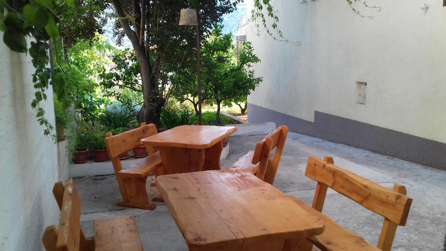 Others 4, Antique apartment with balcony, Stari Grad