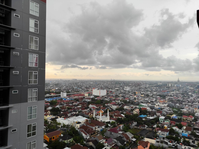 Exterior & Views 4, Comfy Studio at Vida View Makassar Apartment By Travelio, Makassar