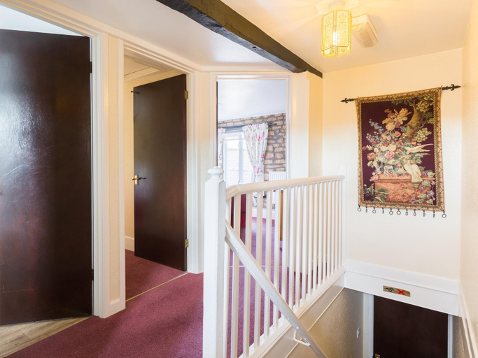 Public Area, The Broadlands, Gloucestershire