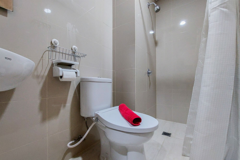 Bathroom 5, Fancy and Comfy Studio at B Residence Apartment By Travelio, South Tangerang