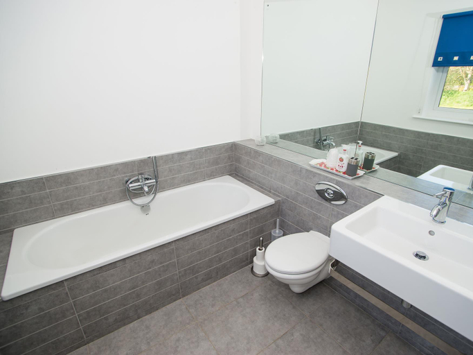 Bathroom 5, Stoneleigh Village, Devon