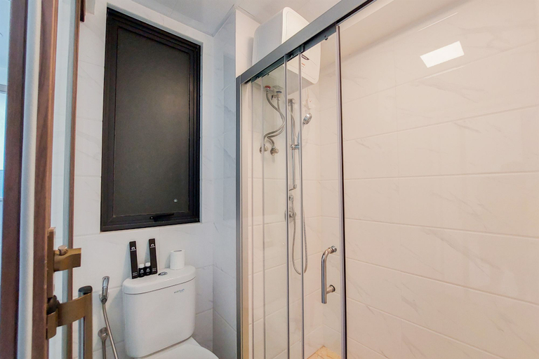 Bathroom 4, Comfort and Minimalist 2BR at Sky House BSD Apartment By Travelio, Tangerang Selatan