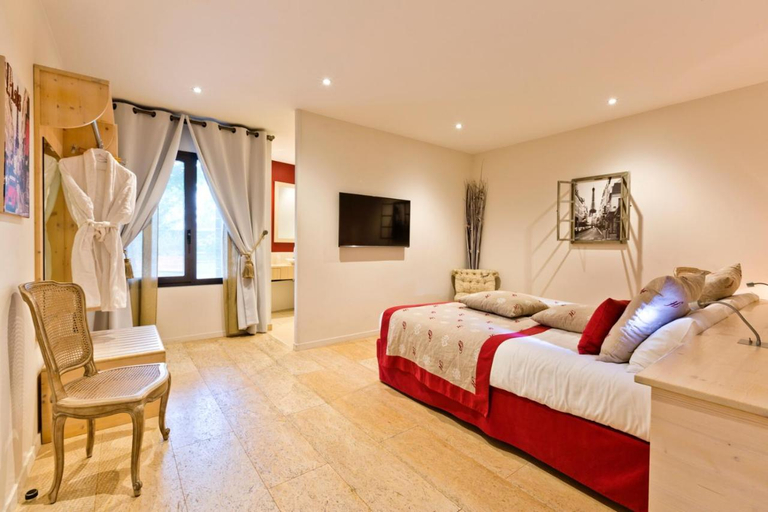 Bedroom 2, Logis Auberge de Chavannes, Jura