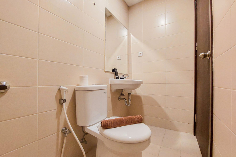 Bathroom 2, Fancy and Nice Studio at Saveria BSD City Apartment By Travelio, Tangerang