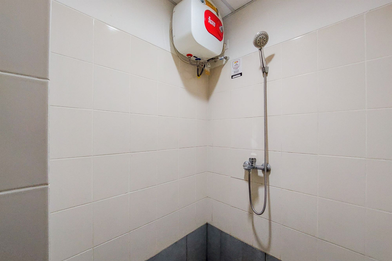 Bathroom 5, Comfy and Minimalist Studio at Akasa Pure Living BSD Apartment By Travelio, Tangerang Selatan