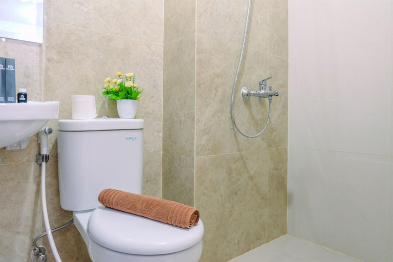 Bathroom 5, Simply and Homey Studio Transpark Cibubur Apartment By Travelio, Depok