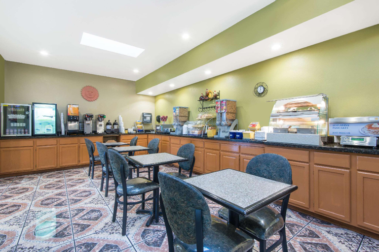 Food & Drinks 5, Days Inn by Wyndham Carlsbad, Eddy