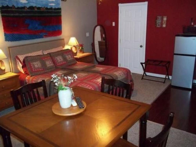 Others 4, Tin Brook Bed & Breakfast, Orange