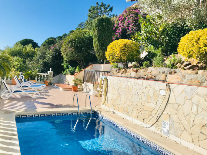 Sport & Beauty 2, Mediterranean Villa Investingspain sea view and pool, Girona
