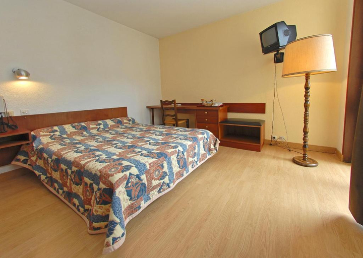 Bedroom, Logis Hotel du Commerce, Lozère