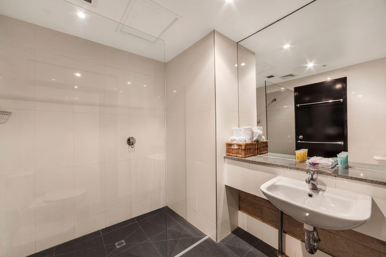 Bathroom 4, Summer House Backpackers Melbourne, Melbourne