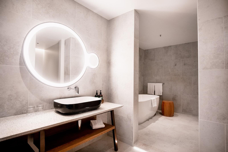 Bathroom 10