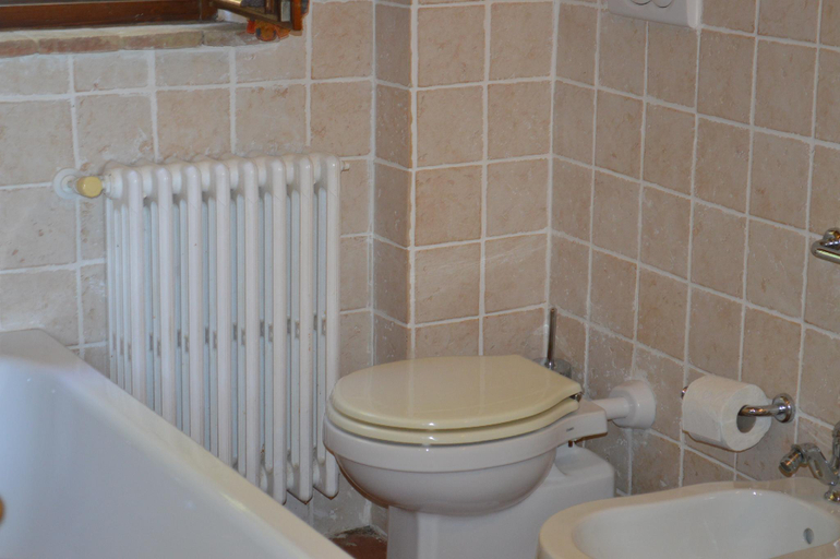 Bathroom 4, House with private garden in the Crete Senesi, Siena