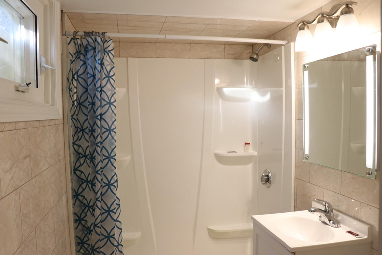 Bathroom 2, Elite Inn Moosup, Windham