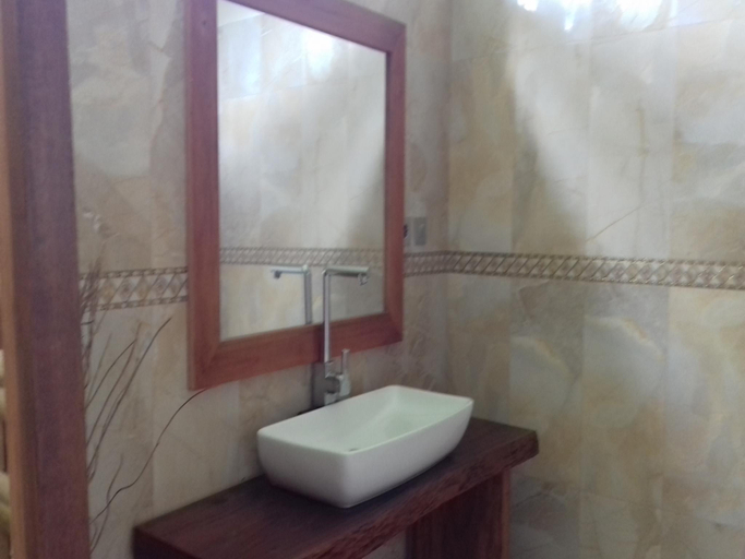 Bathroom 3, Pelangi Cottage and Bar, Lombok