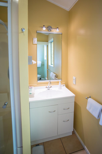 Bathroom 4, The Coast Motel, Timaru