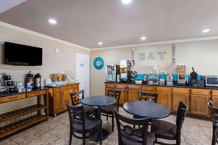 Food & Drinks 5, Days Inn by Wyndham Foley, Baldwin