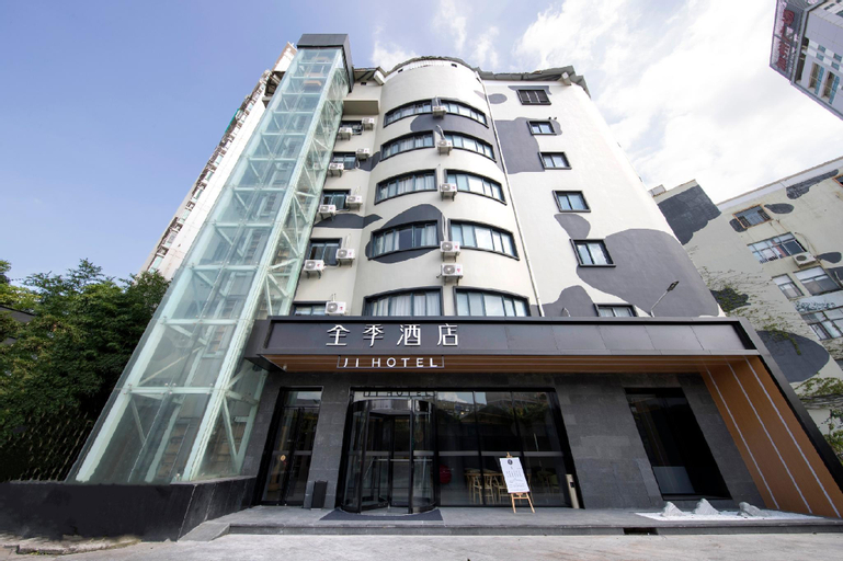 Exterior & Views 11