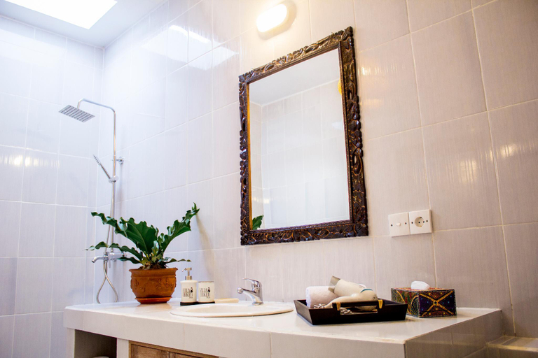 Bathroom, Calm Villa Orked 2 Seminyak with day bed swing., Badung