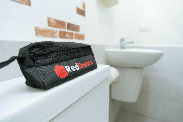 Bathroom 4, RedDoorz Syariah near Kawasan Sam Poo Kong 2, Semarang