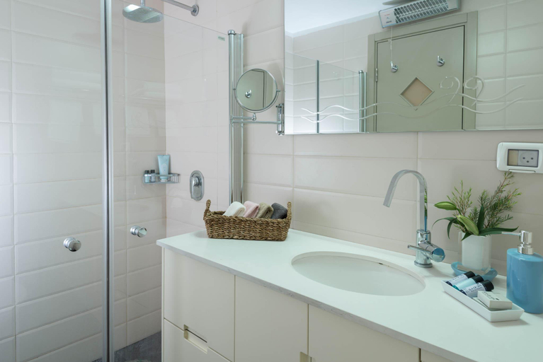 Bathroom 4, Rafeel Residence, Jerusalem